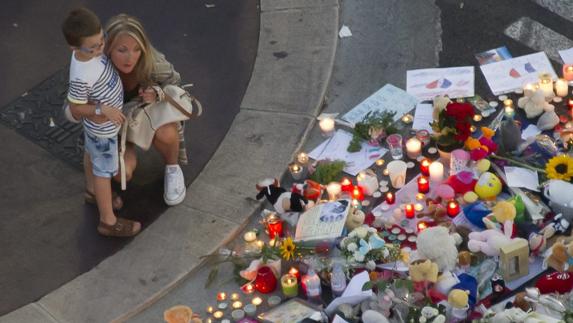 Una madre con su hijo, en el lugar de la masacre de Niza. 