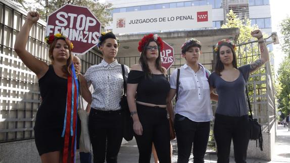 Cinco activistas de Femen, a su llegada al juicio.