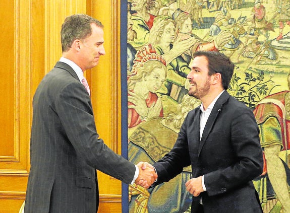 Felipe VI y Alberto Garzón en Zarzuela.