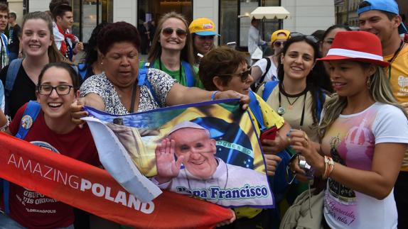 Un grupo de personas aguarda la llegada del Papa a Cracovia. 