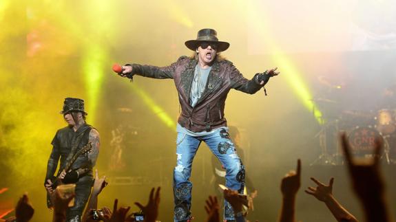 El canatnte del grupo, Axl Roses durante un concierto.