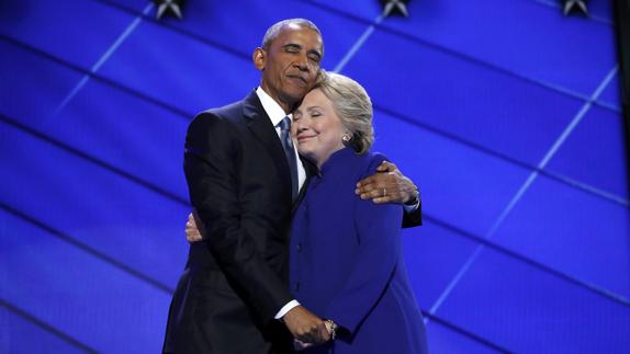 El abrazo de Barack Obama y Hillary Clinton.