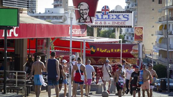 Turistas en la zona de Punta Ballena, en Magaluf (Mallorca).