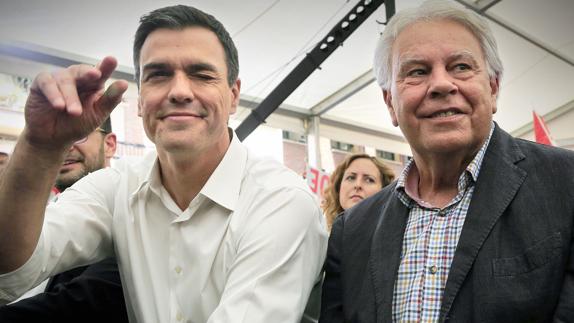 Pedro Sánchez junto al expresidente del Gobierno Felipe González.