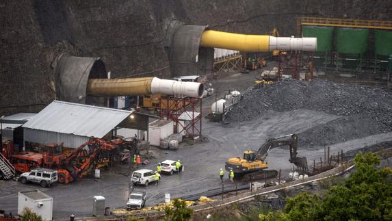 Obras del AVE en el túnel de O Corno, en Laza (Ourense).