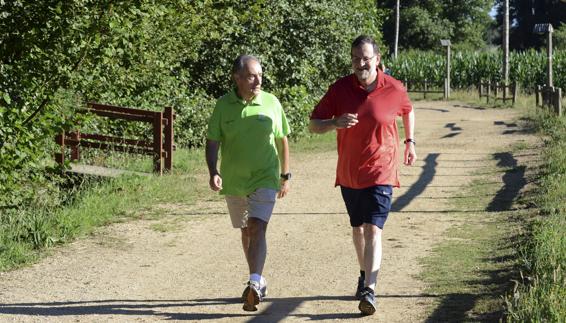 Mariano Rajoy (d), junto a José Benito Suárez, marido de Ana Pastor.