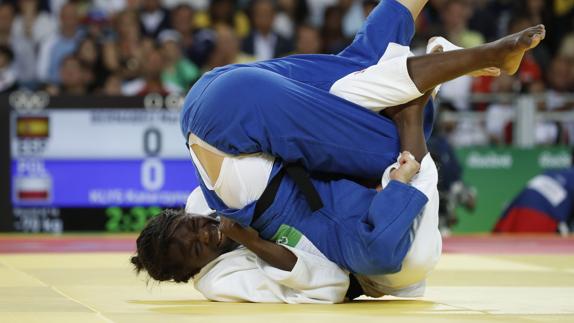 María Bernabéu (blanco), durante la jornada de judo. 