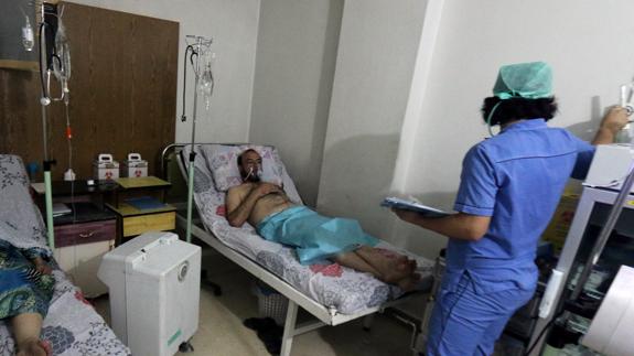 Un doctor sirio atiende a uno de los pacientes.Reuters