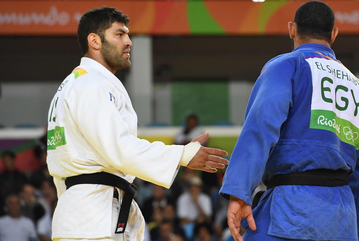 El-Shehabi y Sasson forcejean durante su combate