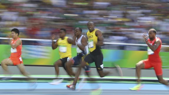 Usain Bolt se paseó en su serie de clasificación a semifinales de 100 metros.