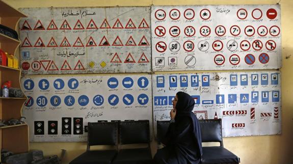 Una mujer en una autoescuela de Kabul.