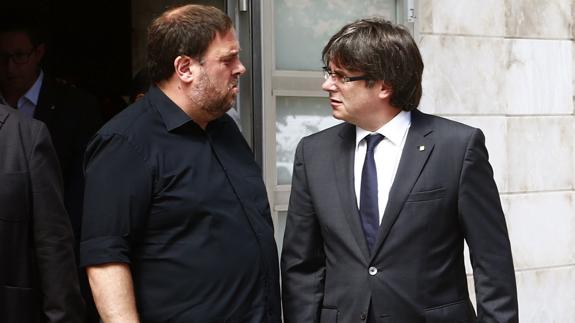 El líder de ERC, Oriol Junqueras, y el presidente de la Generalitat, Carles Puigdemont. 