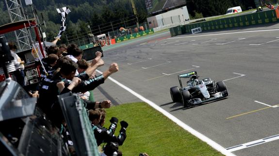 Nico Rosberg tras su paso por la línea de meta. 