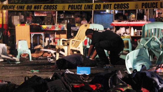 Policías filipinos en el lugar del atentado.