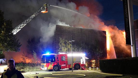 Los bomberos trabajan en la extinción del incendio. 