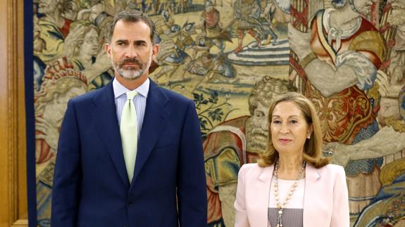 El Rey, junto a la presidenta del Congreso, Ana Pastor.