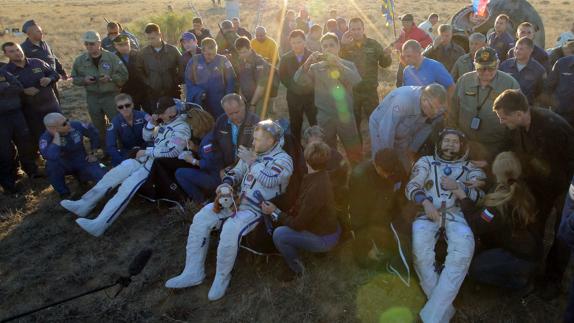 Los astronautas tras llegar a la Tierra.