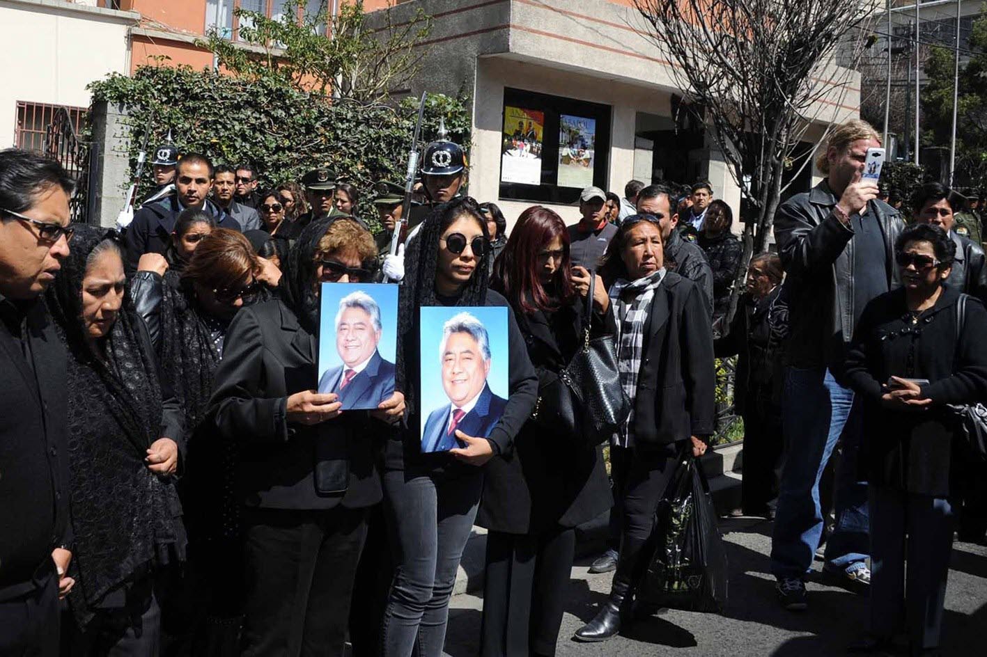 Familiares de Illanes portando su foto. 