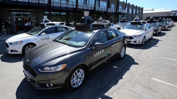 Una flota de coches de Uber.