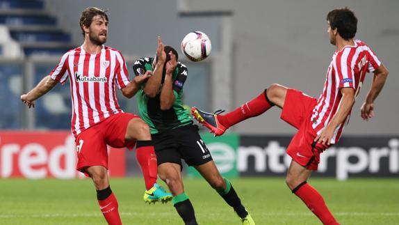 Yerai Álvarez (i) y San José (d) tratan de robar el balón. 