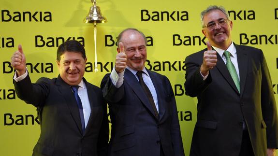 Rodrigo Rato (c), presidente de Bankia, levanta pulgar, durante la salida a Bolsa de la entidad bancaria.