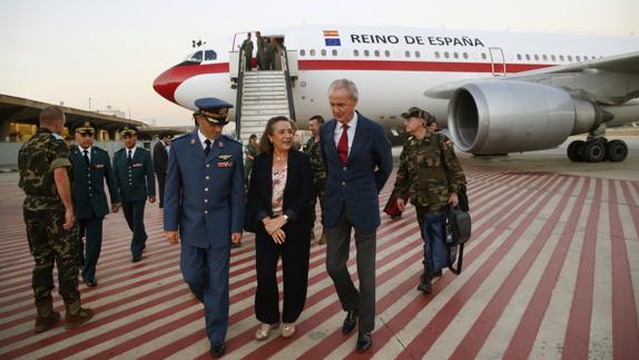 El ministro de Defensa es recibido por la embajadora española en el Líbano a su llegada a Beirut.
