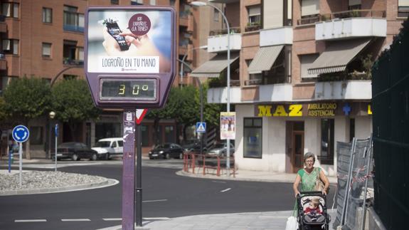 Un termómetro marca 30 grados a finales de septiembre.