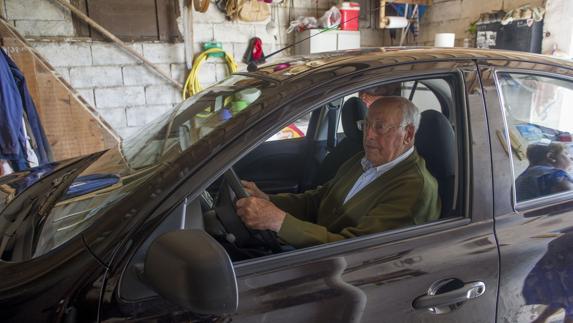 Un conductor de más de 65 años, al volante de su vehículo. 