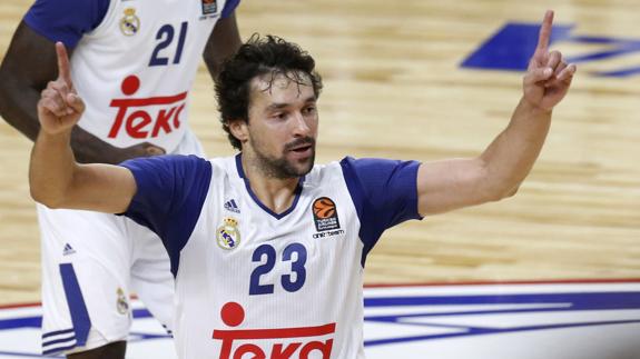 Llull celebra una canasta. 