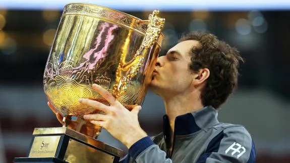 Andy Murray, besando su trofeo de campeón. 