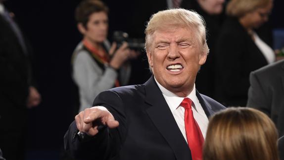 Donald Trump, durante el segundo debate con Hillary Clinton.