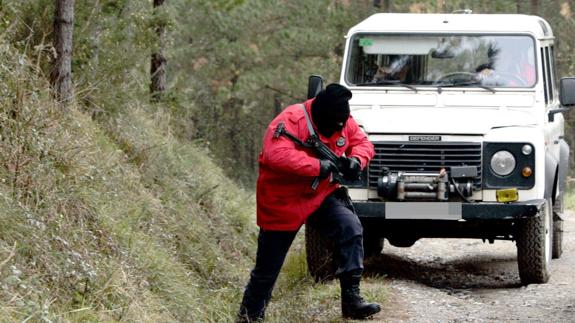 Un agente de la Ertzaintza 'peina' la zona del monte de Amorebieta (Vizcaya) donde fue descubierto un zulo de ETA en el 2006. 