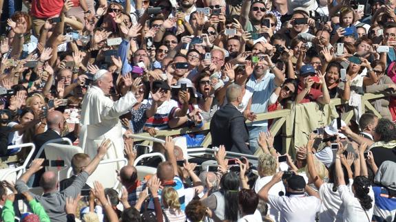 El Papa llega a la Plaza de San Pedro en el Vaticano.