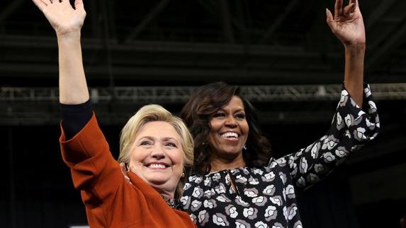 Hillary Clinton posa junto a Michelle Obama durante la campaña.
