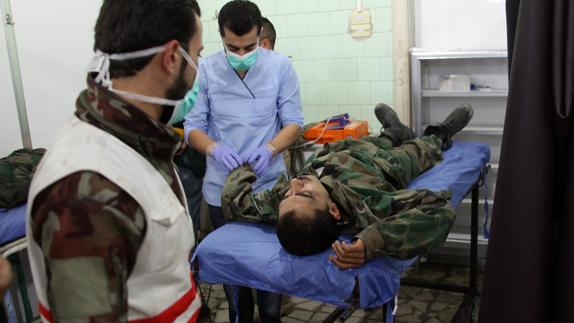 Un soldado sirio, atendido por los sanitarios.