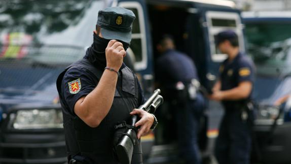 Imagen de varios agentes de la Policía Nacional durante un operativo. 