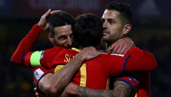 Aduriz (i), abrazado por Silva. 