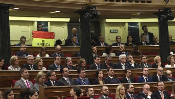 El senador navarro de IU, Iñaki Bernal, mantiene desplegada la bandera. 