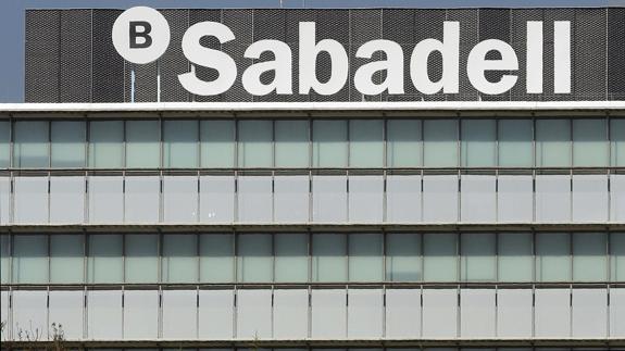 Logotipo de Banco Sabadell en la parte superior de la sede de la compañía en Sant Cugat, Barcelona.