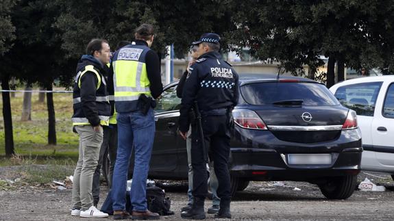 Agentes de Policía junto al vehículo donde la joven ha sido apuñalada.