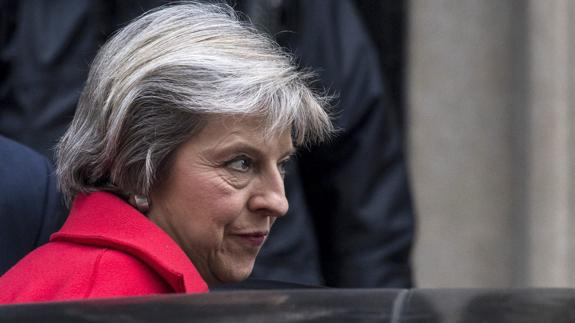 May abandona el número 10 de Downing Street. 