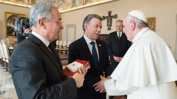 El Papa con Juan Manuel Santos y Álvaro Uribe en el Vaticano.