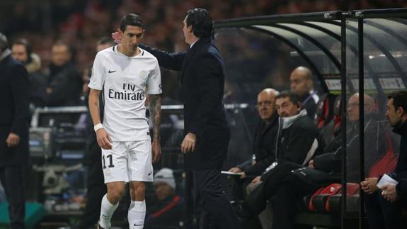 Unai Emery le hace un gesto a Di María tras cambiarle el choque del PSG ante el Guingamp. 