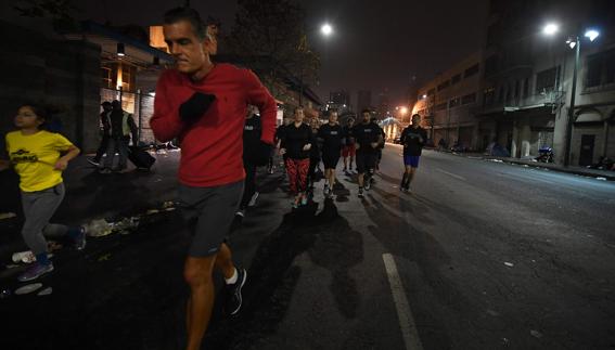 Varios corredores nocturnos en Los Ángeles liderados por Mitchell. 