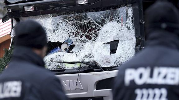 Policías alemanes ante el camión utilizado en el ataque de Berlín.