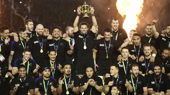 Richie McCaw, capitán de la selección de Nueva Zelanda alzando el trofeo Webb Ellis tras ganar el Mundial de Rugby