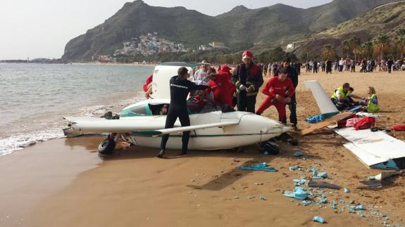 La avioneta, en la playa de Las Teresitas.