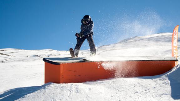 Un usuario practica freestyle en el snowpark Sulayr