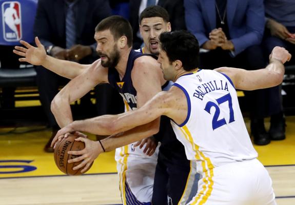 Marc Gasol (c), durante el partido contra los Warriors.