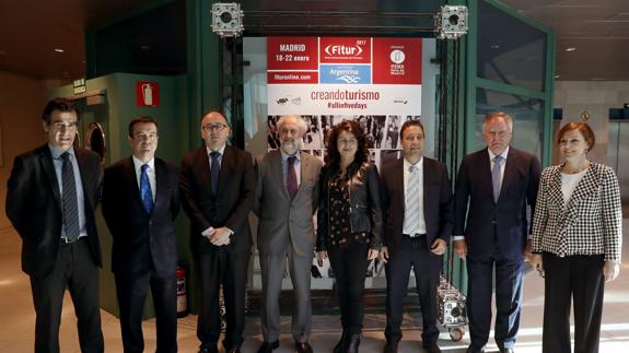 La secretaria de Estado de Turismo, Matilde Asían (centro), junto al grupo de organizadores de Fitur.